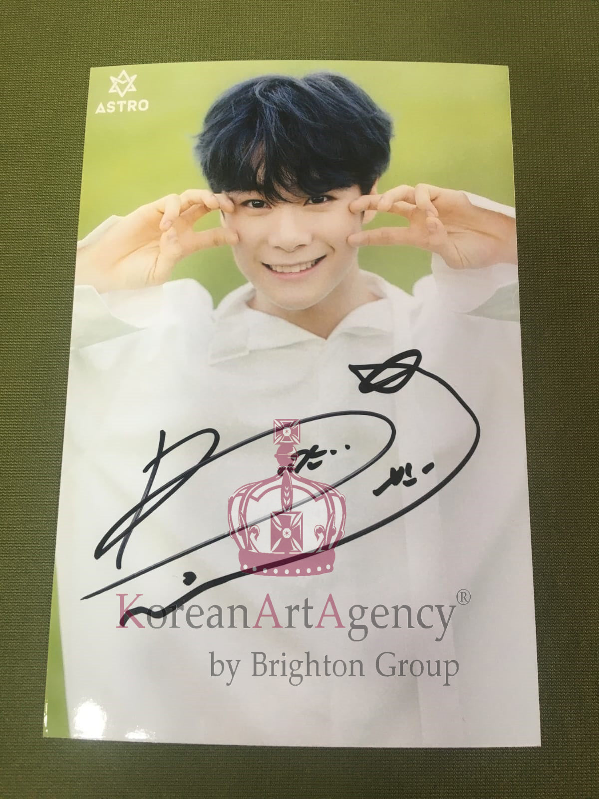 ASTRO Moon Bin 6-inch autograph with Moon Bin’s signature