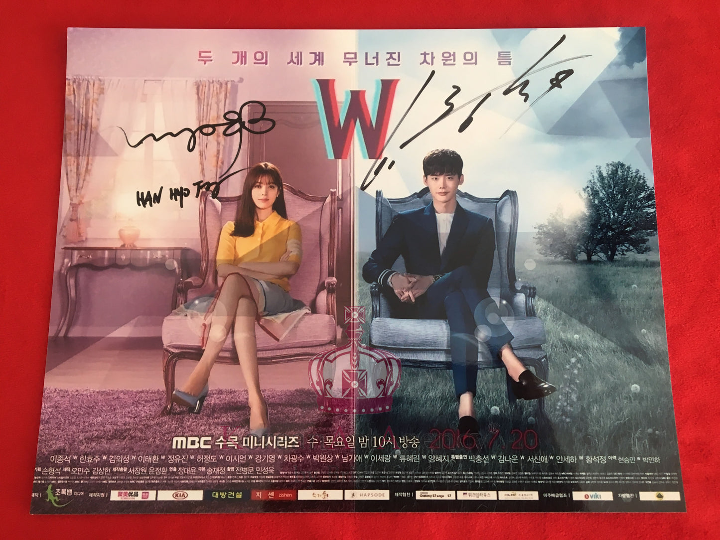 Lee Jong Suk Han Hyo Joo W: Two Worlds 7 inches Autograph