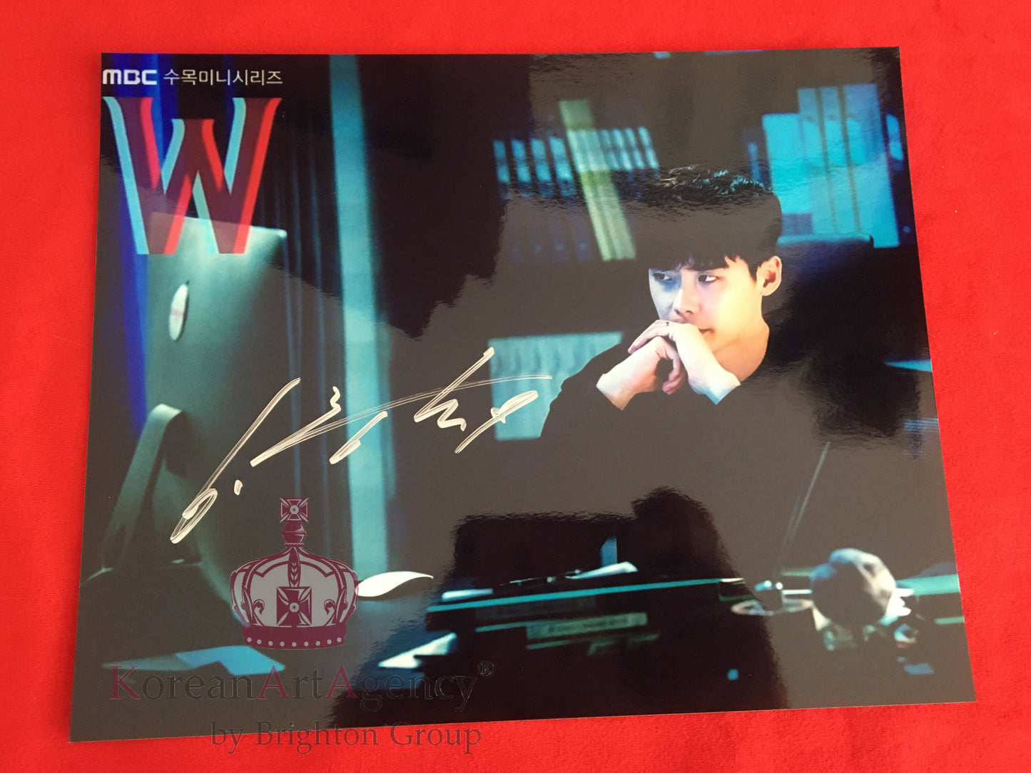 Lee Jong Suk  W: Two Worlds 10 inches Autograph