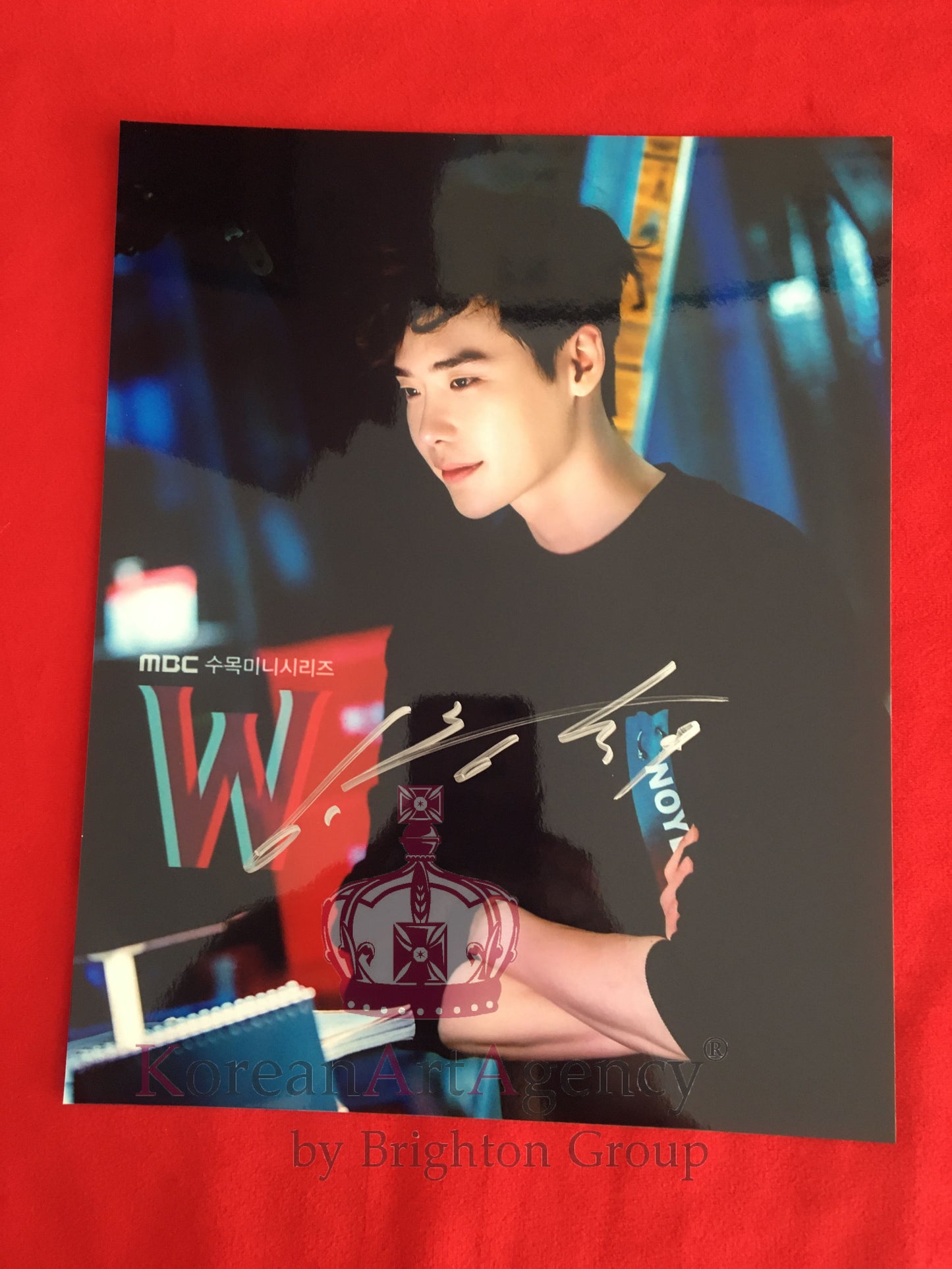 Lee Jong Suk  W: Two Worlds 10 inches Autograph