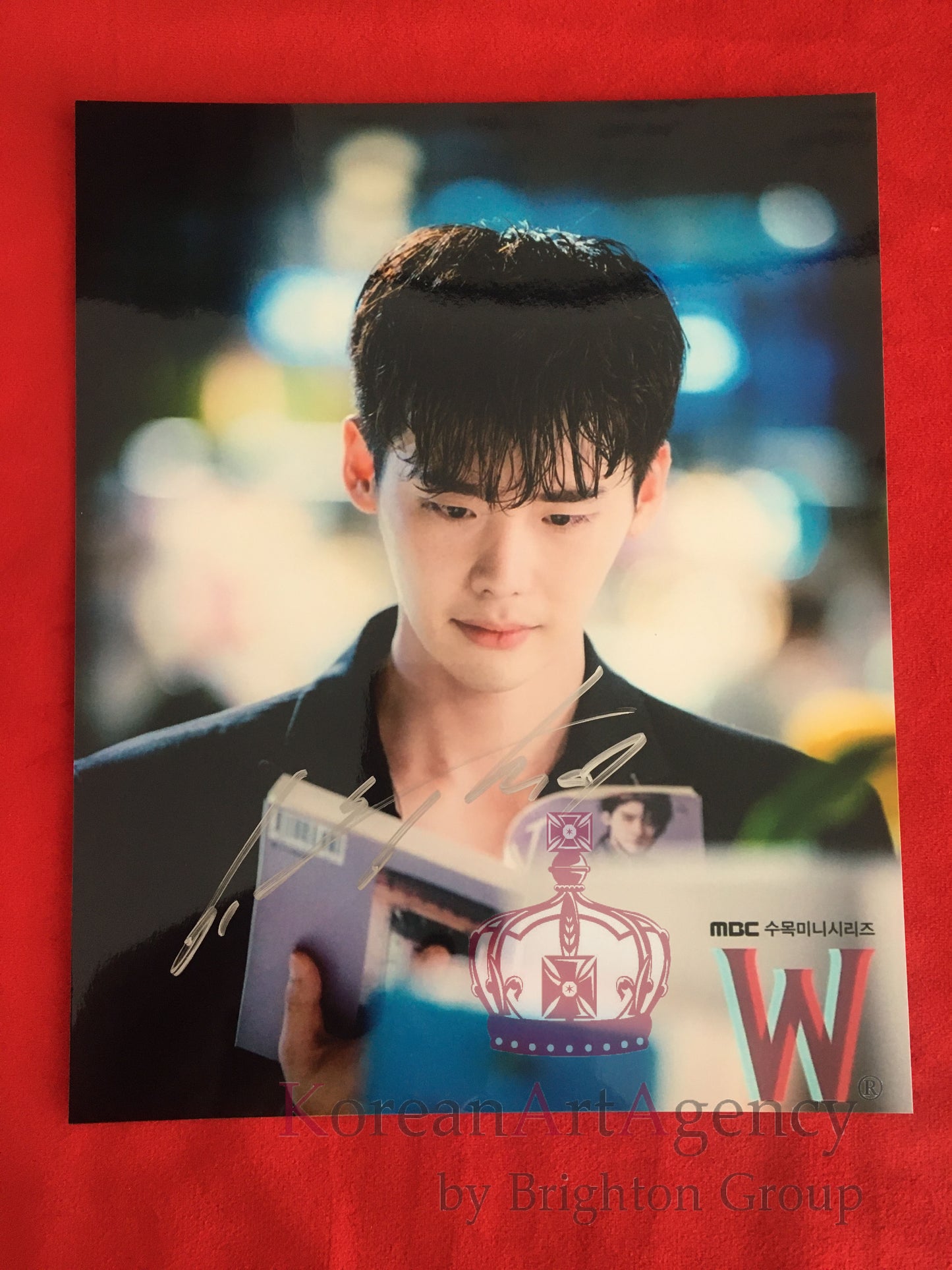 Lee Jong Suk  W: Two Worlds 10 inches Autograph