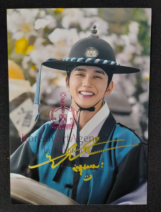 Moonshine  Yoo Seung Ho Autograph